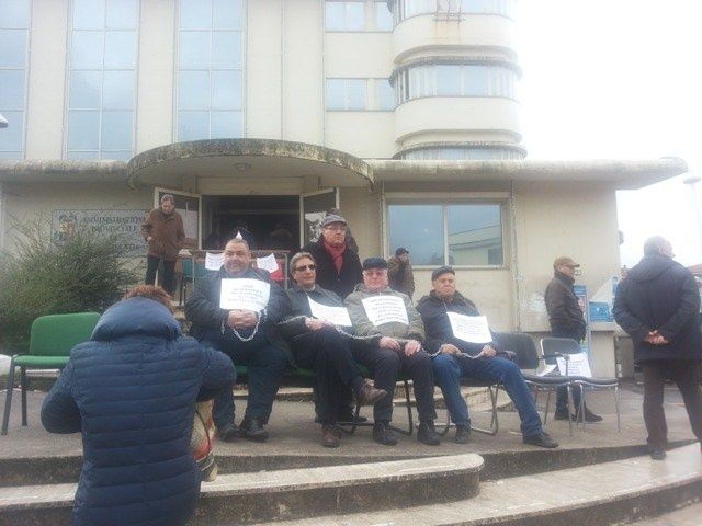 Provincia di Vibo, i dipendenti bloccano le strade