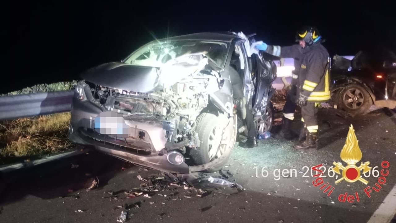 Incidente sulla Statale 18, tre auto coinvolte: due persone estratte dalle lamiere – FOTO