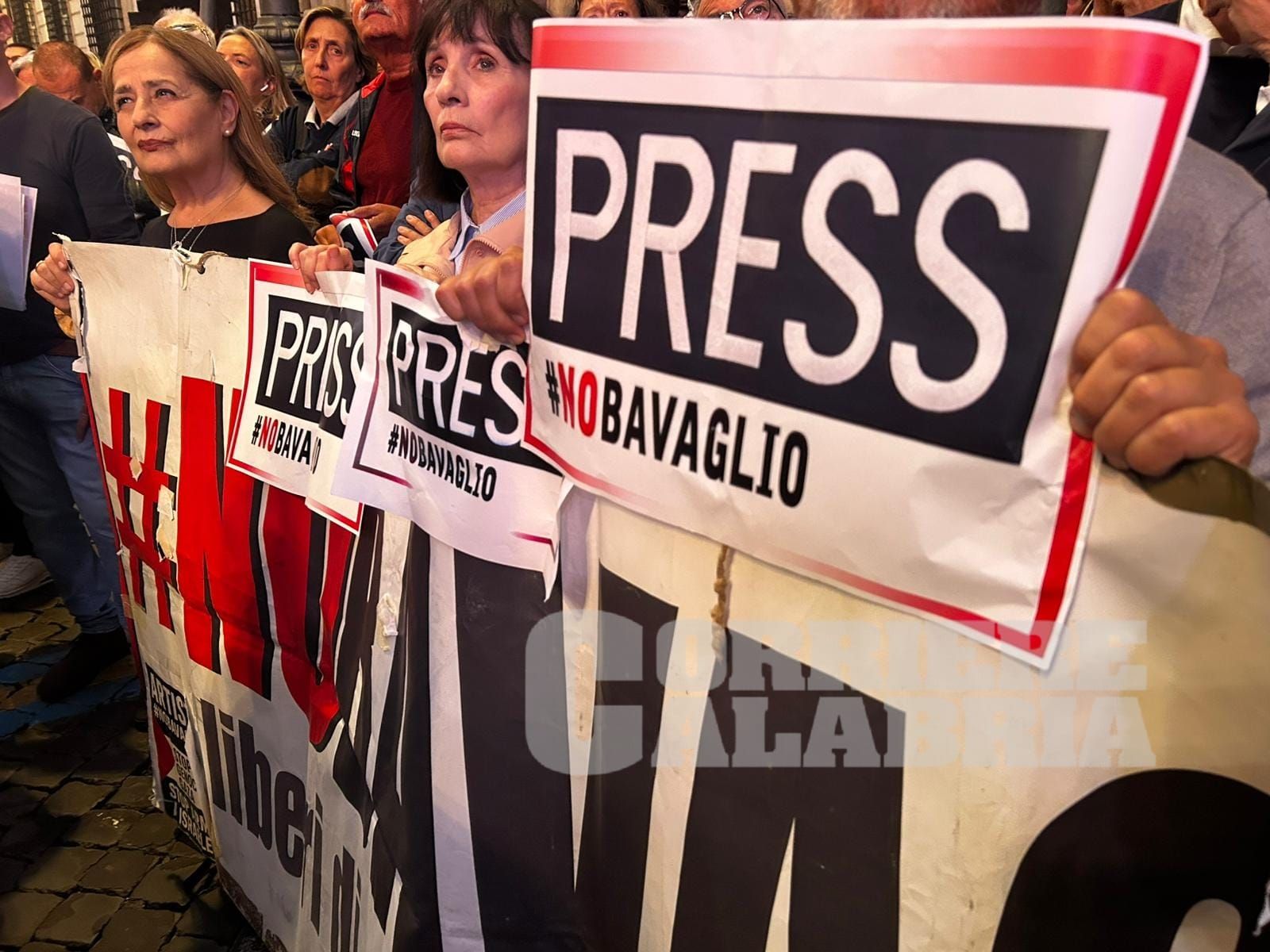 L’abbraccio a Sigfrido Ranucci: a Roma in piazza in difesa della libertà di stampa