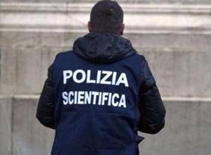 Crotone, spari contro il portone di un condominio