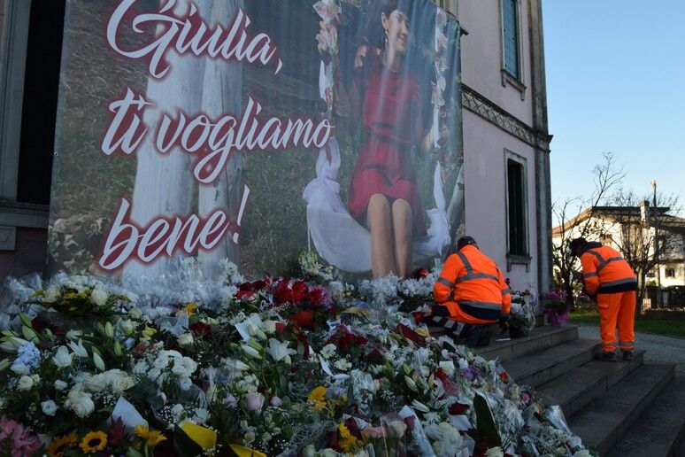 Per Giulia Cecchettin fiori e bigliettini da tutta Italia