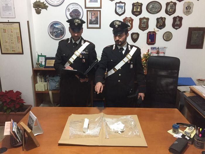 ln auto con un carico di cocaina, arrestati