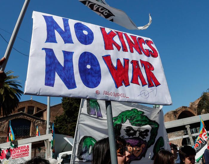 “No Kings Italy”, a Roma il corteo «contro i re e le loro guerre»