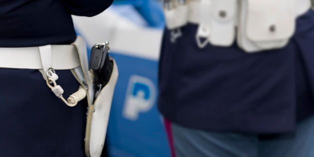 Spifferava informazioni riservate al clan, poliziotto in manette a Crotone