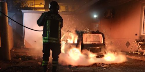 incendio auto isola capo rizzuto