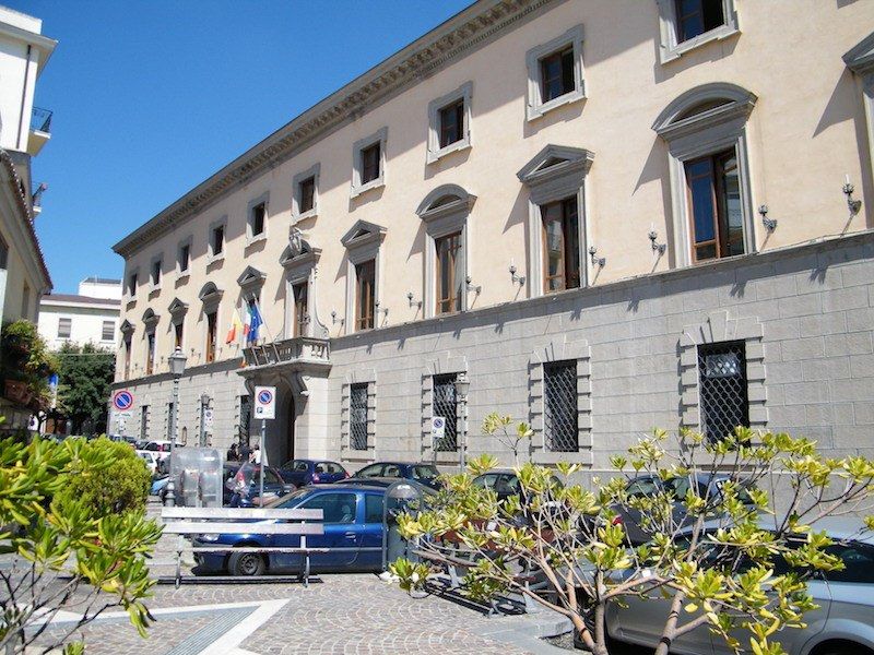 «Falsi», carte scomparse e scontri al Comune per la "guerra dei market"