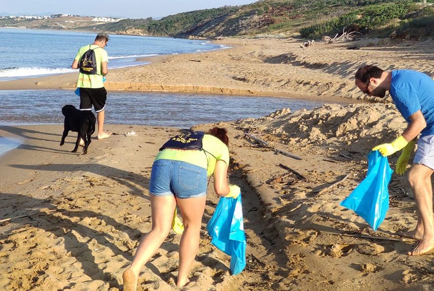 Crotone, i Circoli dell'Ambiente ripuliscono il litorale di Capo Piccolo