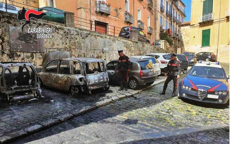 Cosenza, notte di fuoco nel centro storico: individuati gli autori dell'incendio