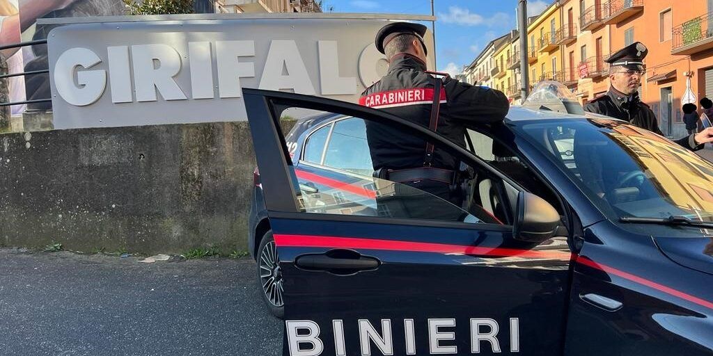 Droga e un proiettile calibro 7,65 in casa, arrestato un 25enne a Girifalco