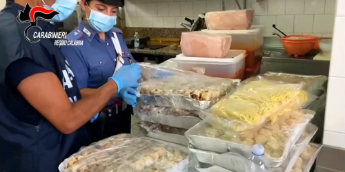 «Mettevano a rischio la salute dei clienti». Sequestrata oltre una tonnellata di pesce a Scilla