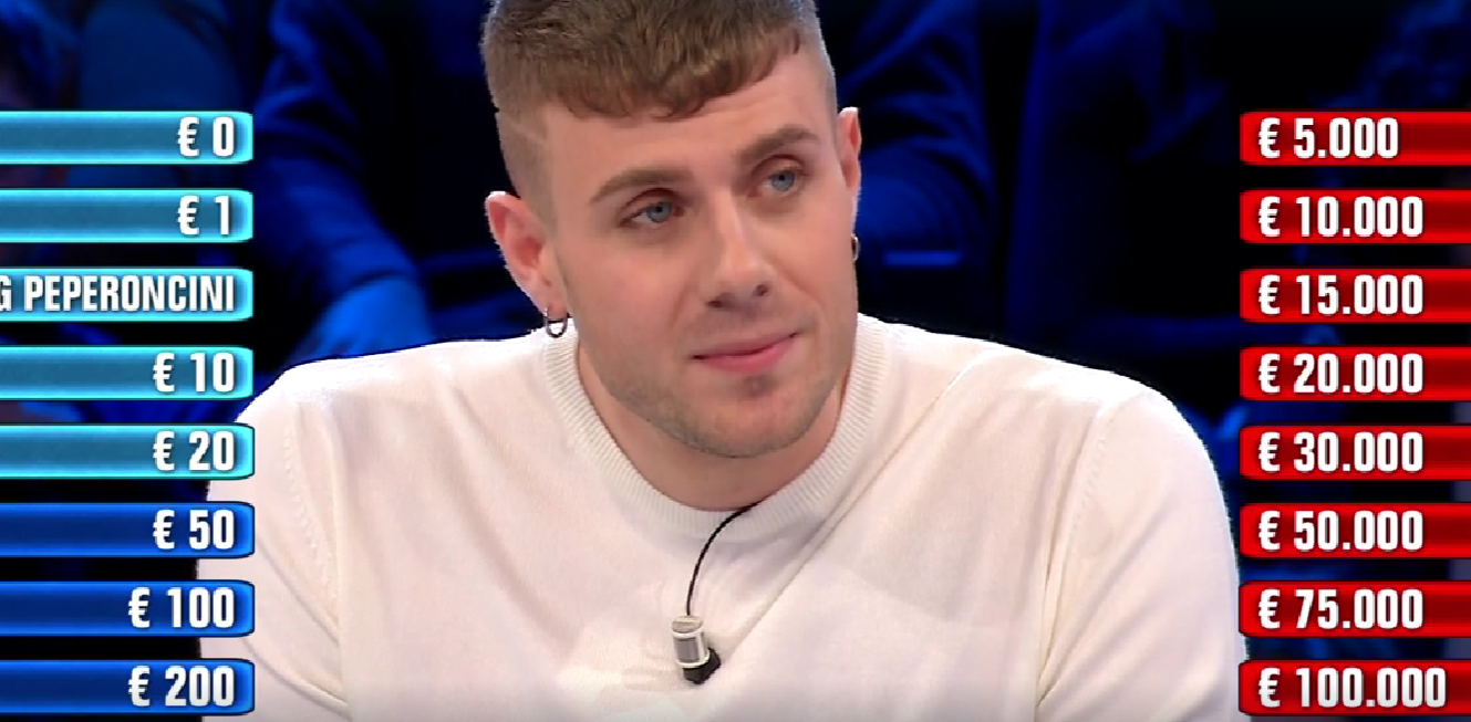 Il vincitore calabrese di Affari Tuoi: il “mistero” sul nome e la fidanzata che ha già partecipato e vinto al programma Rai