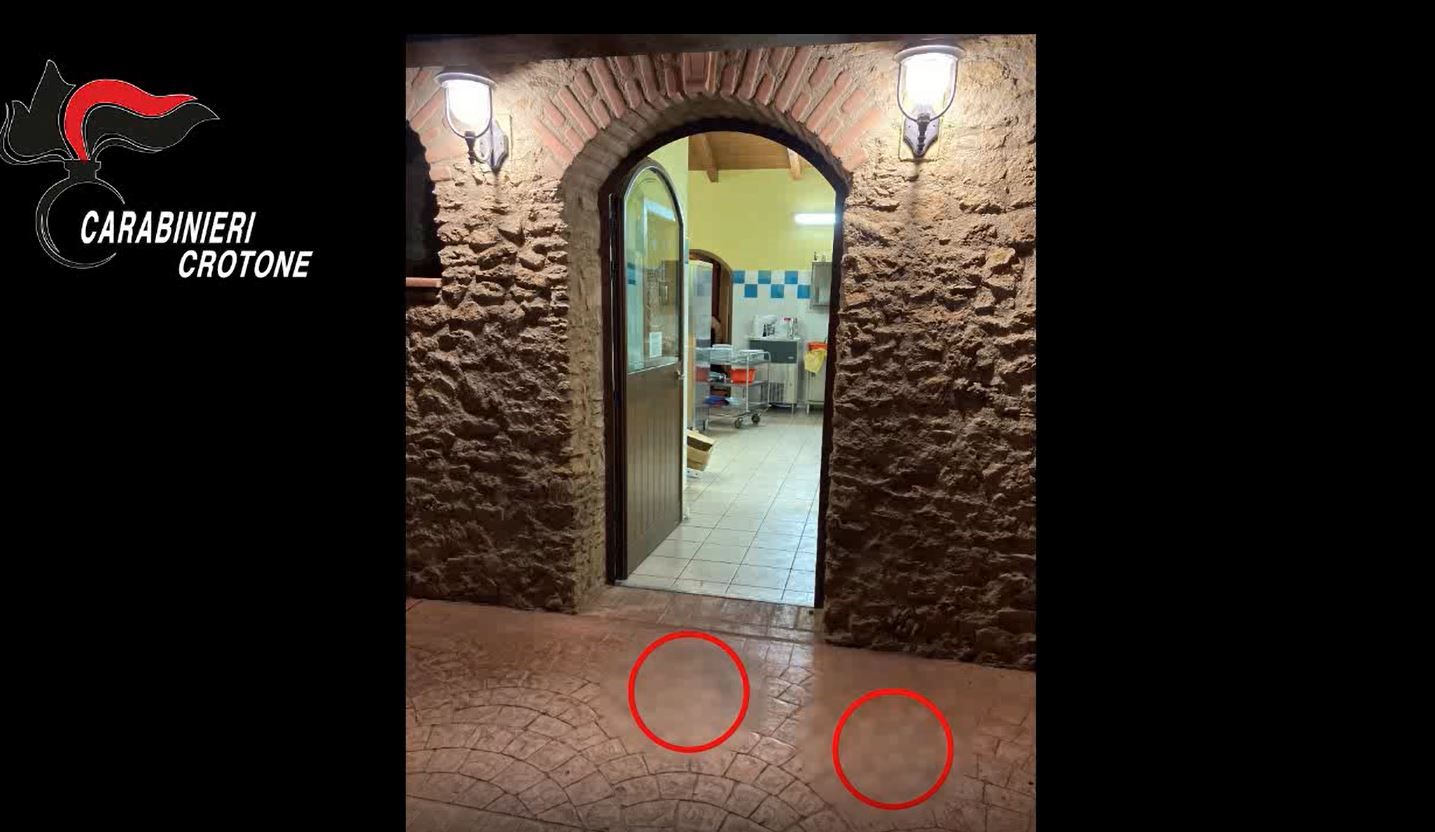 Cameriere accoltellato a Isola perché il servizio era lento, arrestate due persone – VIDEO