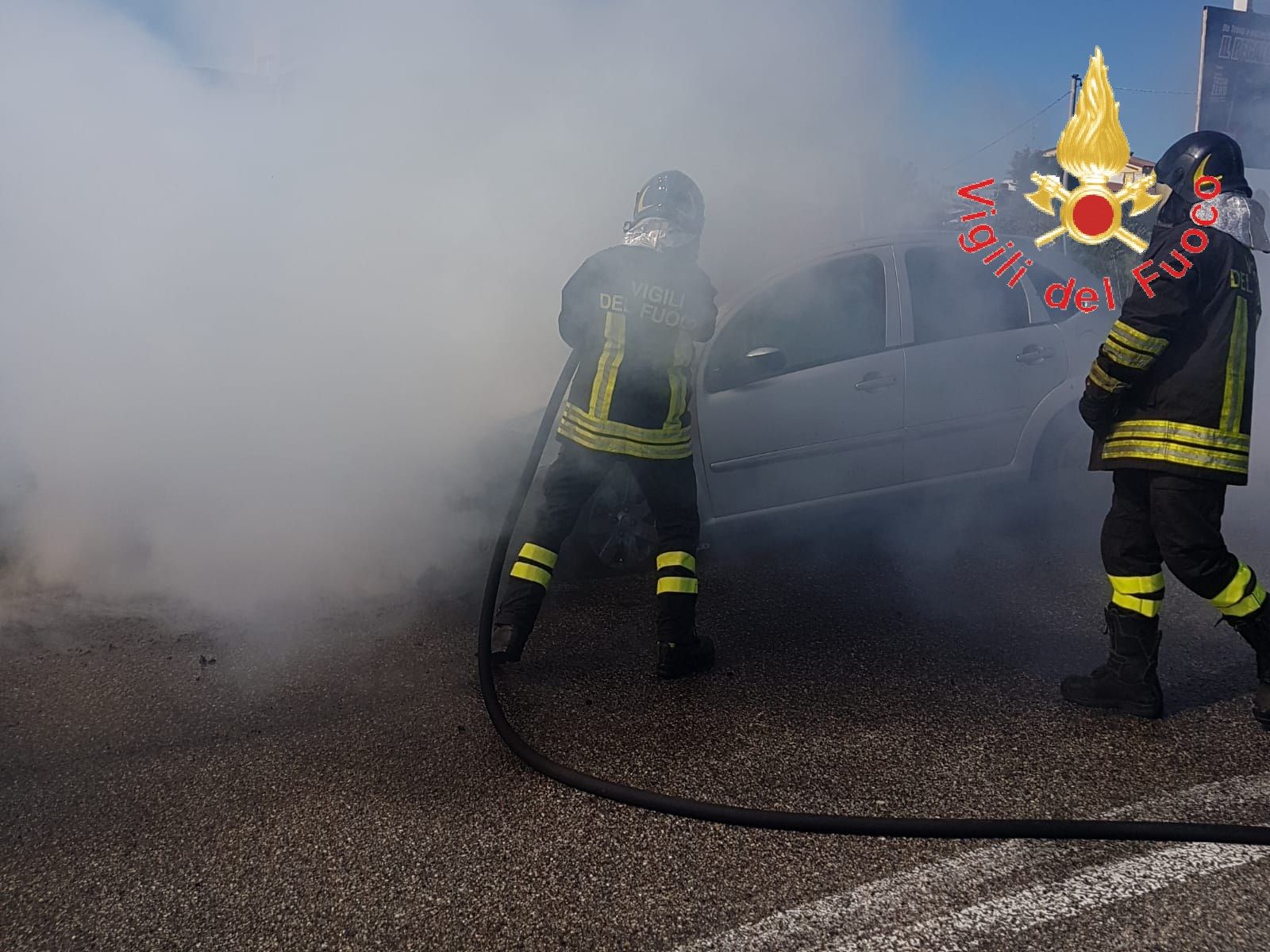 Auto in fiamme nel Catanzarese, illeso il conducente