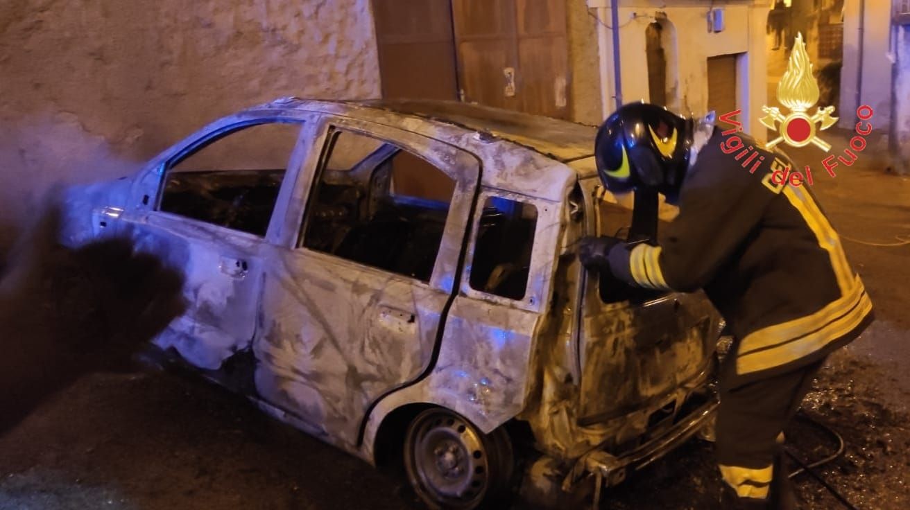 Auto in fiamme nella notte a Lamezia, accertamenti in corso