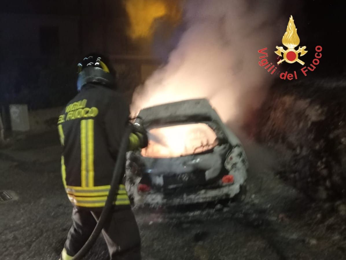Soverato, incendio distrugge un’auto. Indagano i carabinieri