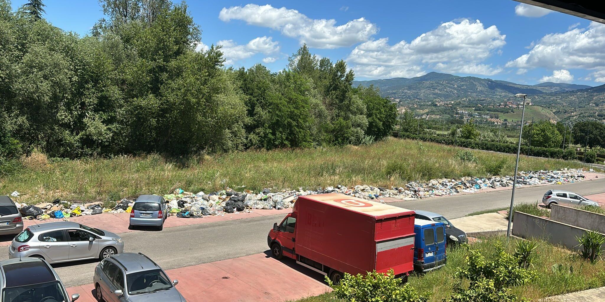 La discarica dietro il supermercato a Rende, rifiuti in aumento. Rischio emergenza sanitaria – VIDEO