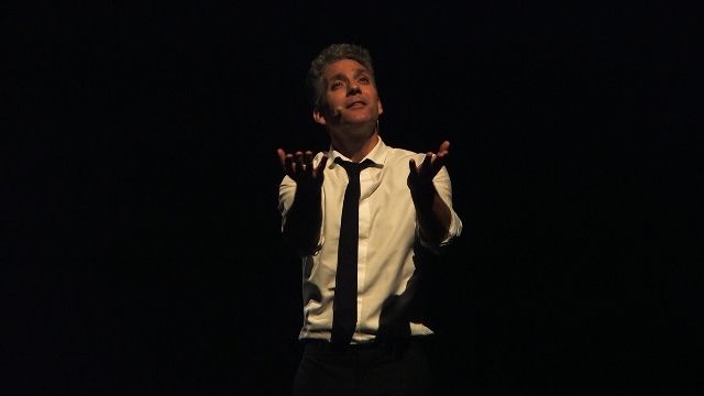 Beppe Fiorello "festeggia" Modugno al Rendano