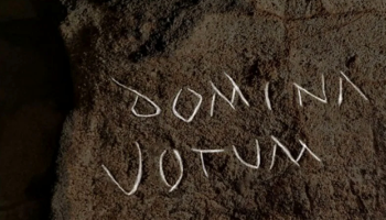 Una dea sconosciuta e 120 iscrizioni romane: il mistero della grotta-santuario