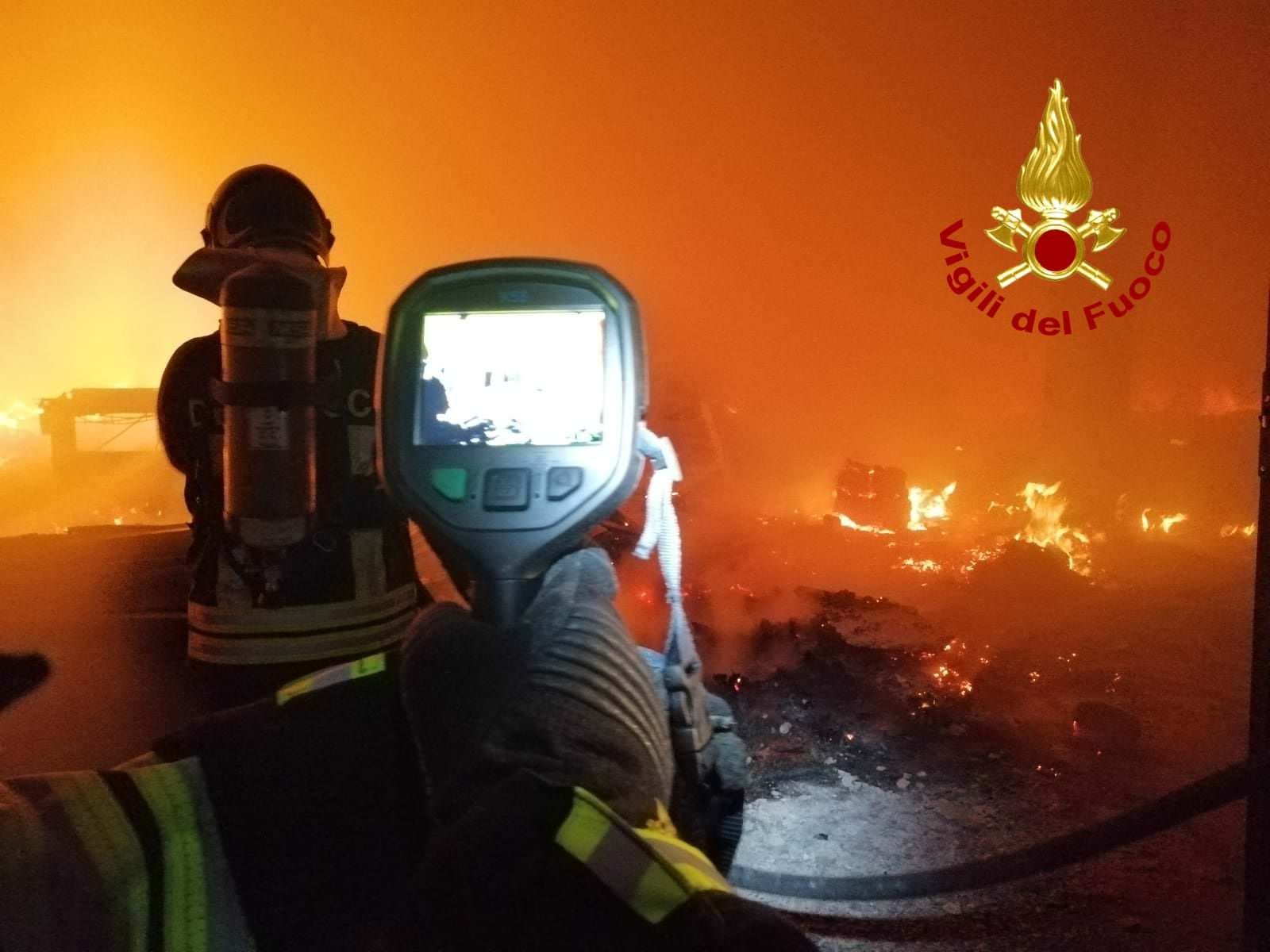 Incendio in un capannone industriale nel Vibonese