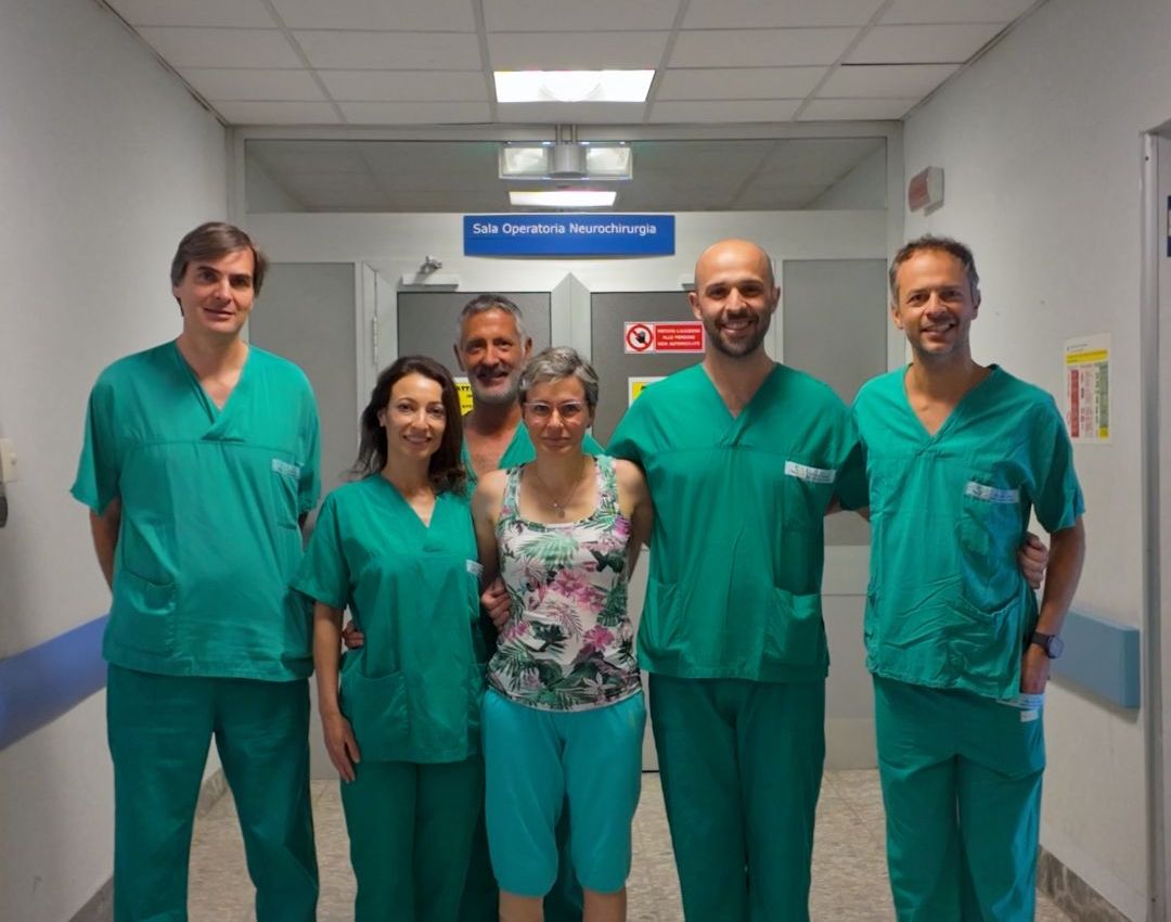 Le viene rimosso un tumore raro e “trasferiti” i nervi, donna recupera l’uso della gamba