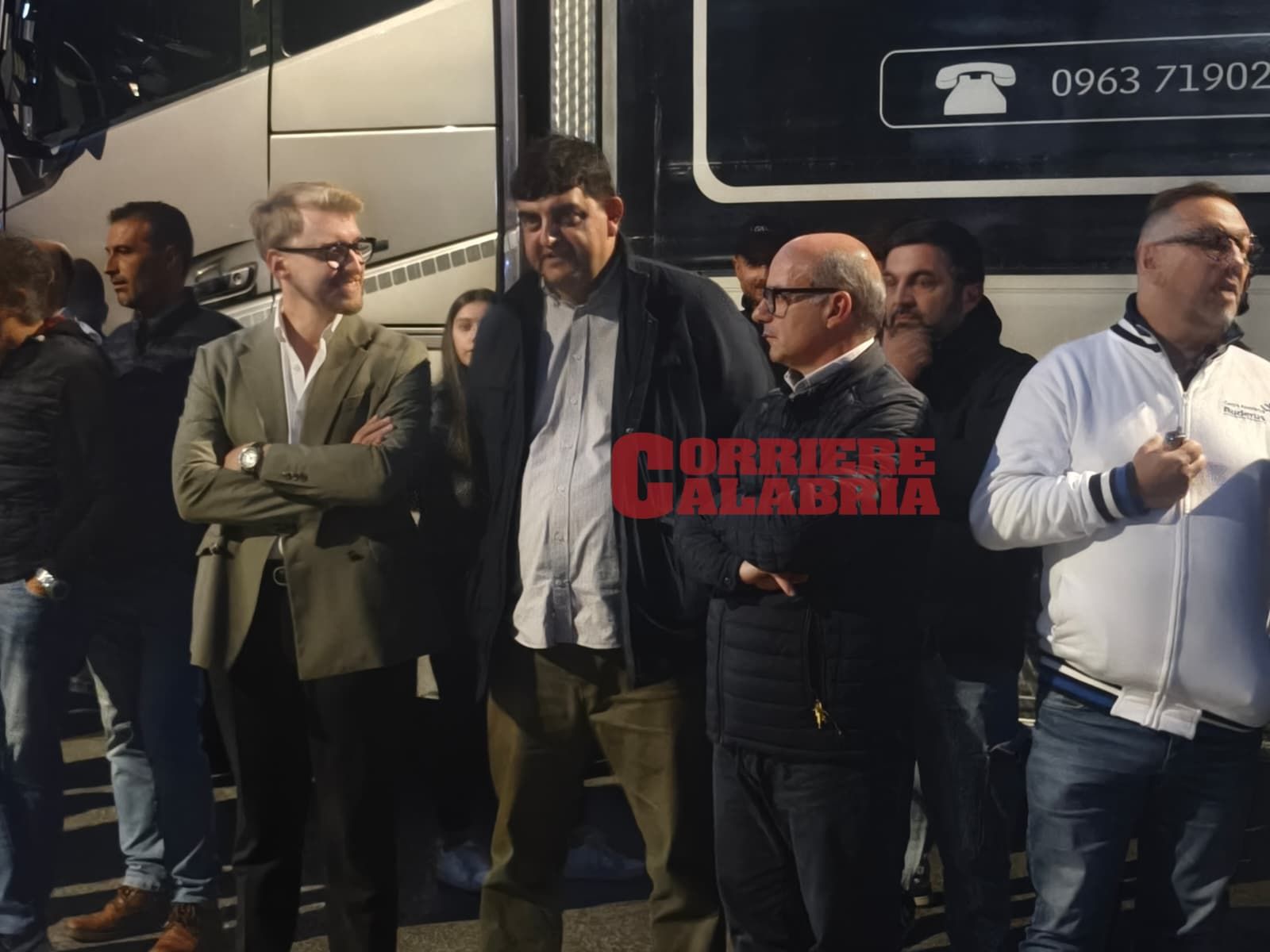 Caro carburante e caro vita, a Vazzano centinaia in piazza al fianco degli autotrasportatori – FOTO