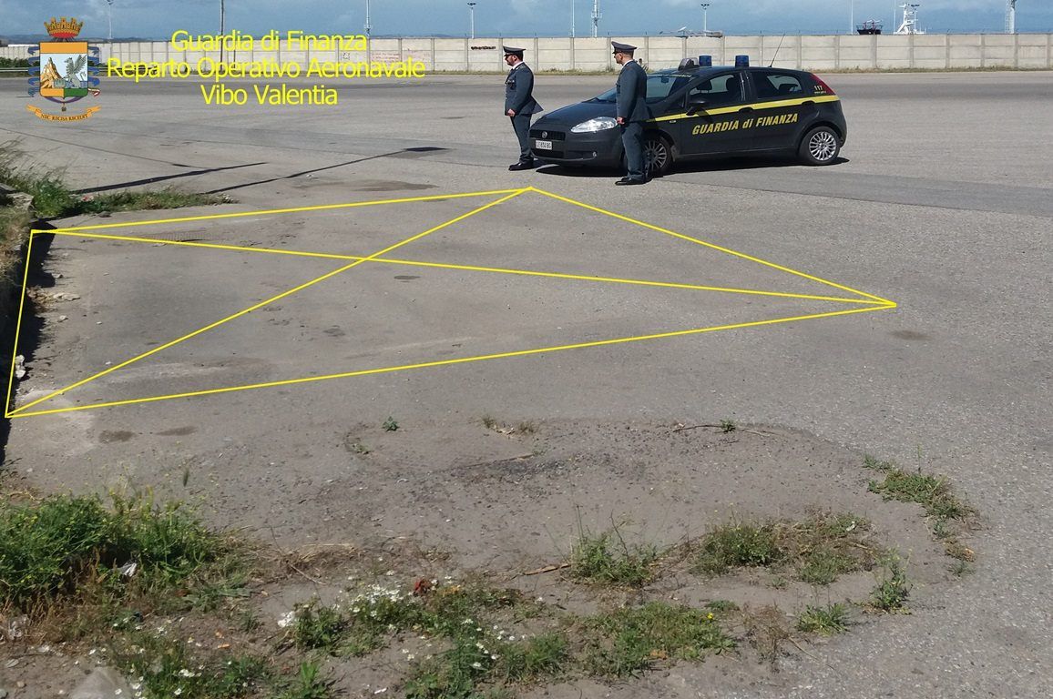 Bloccava la realizzazione di una strada, demolito un chiosco abusivo