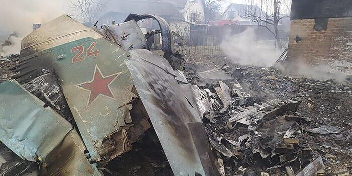 Zelensky all’Occidente: «Volete che ci uccidano lentamente?». Mosca minaccia chi aiuterà l’Ucraina