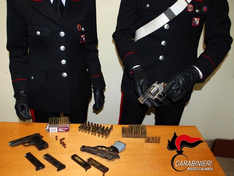 Armi nel terreno agricolo, due arresti a Reggio