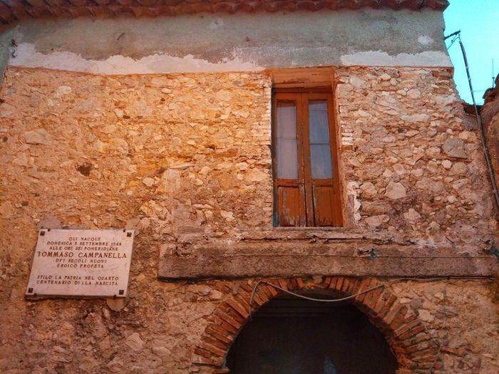 Abbattuto il balcone abusivo realizzato sulla casa natale del filosofo Campanella