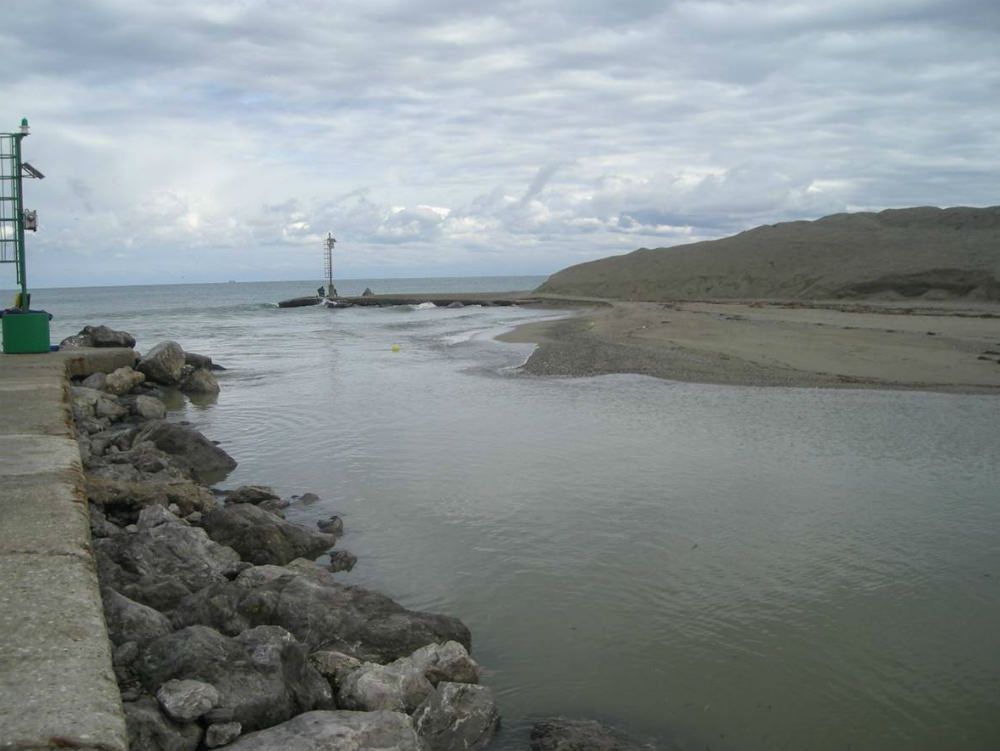 Cassano, mareggiata insabbia il canale Stombi, stop alla navigazione