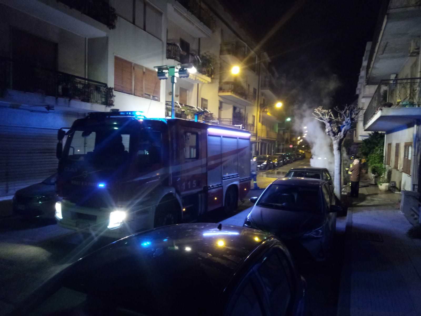 Auto a fuoco a Villa San Giovanni