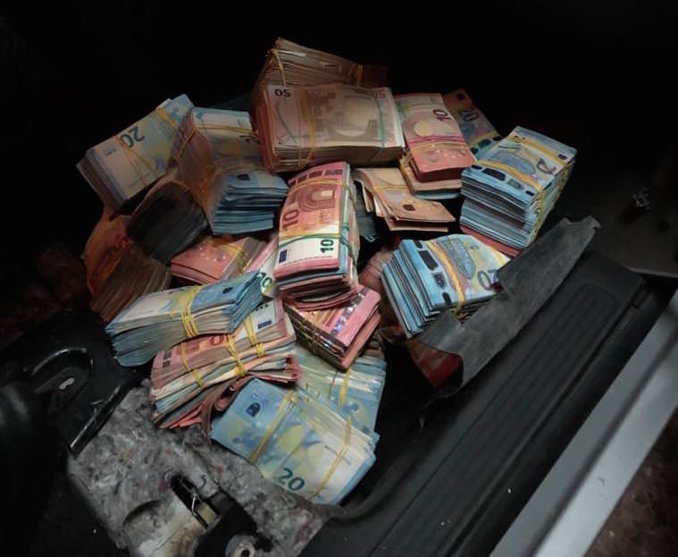 Viaggia con un milione di euro nascosto in auto, denunciato un 44enne – FOTO – VIDEO