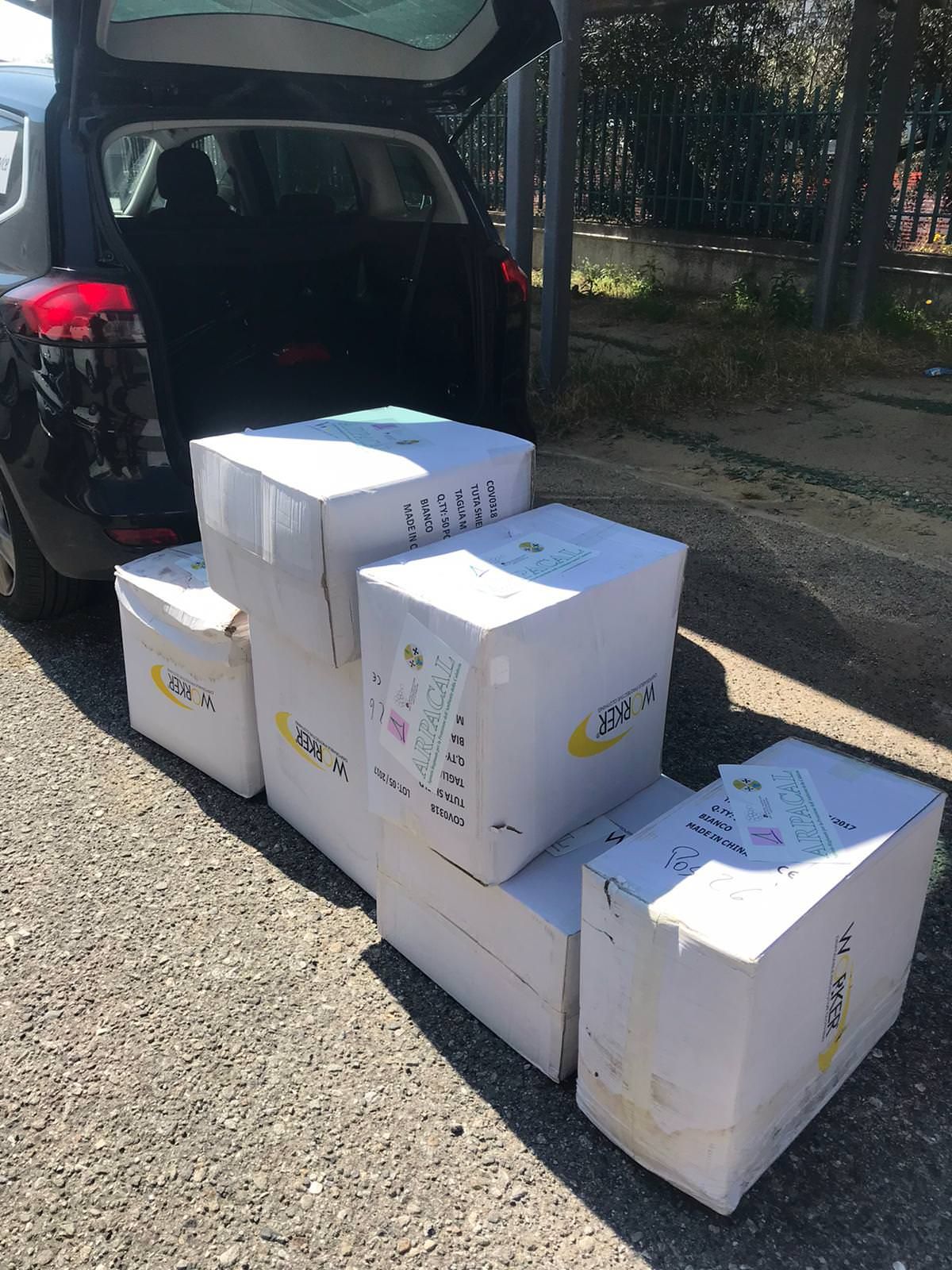 Lotta al coronavirus, Arpacal dona mille tute e camici agli ospedali di Cosenza e Catanzaro