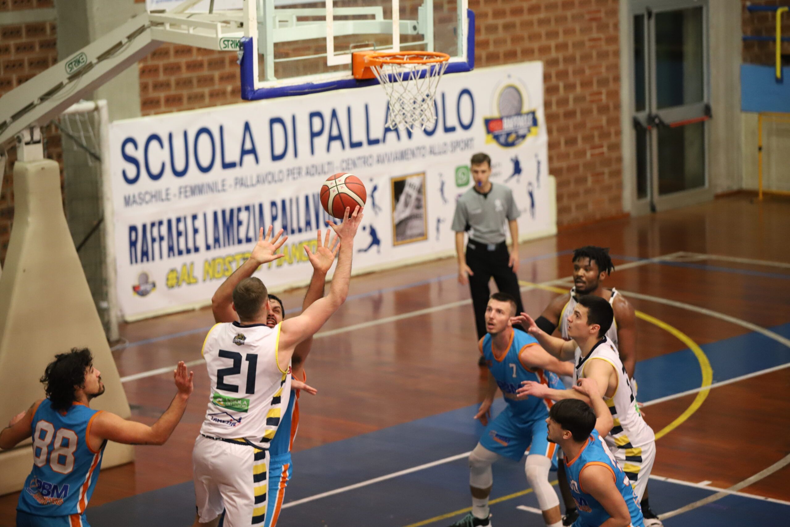 Allunga le rotazioni ma non ritrova la vittoria. Il Basketball Lamezia cede contro Marigliano