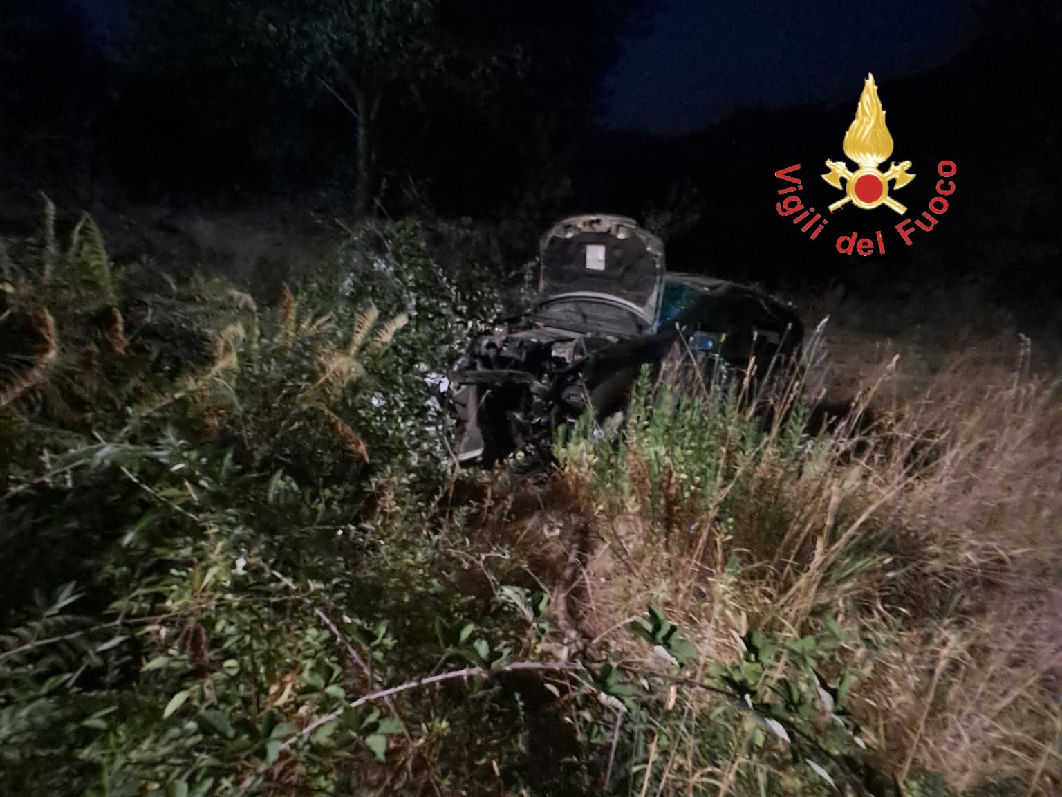 Incidente a Chiaravalle Centrale, auto sfonda il guardrail e precipita per oltre 15 metri