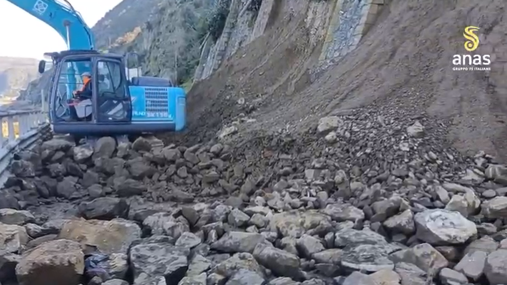 Bagnara Calabra, lavori senza sosta sulla SS 18 per mettere in sicurezza la statale dai massi – VIDEO