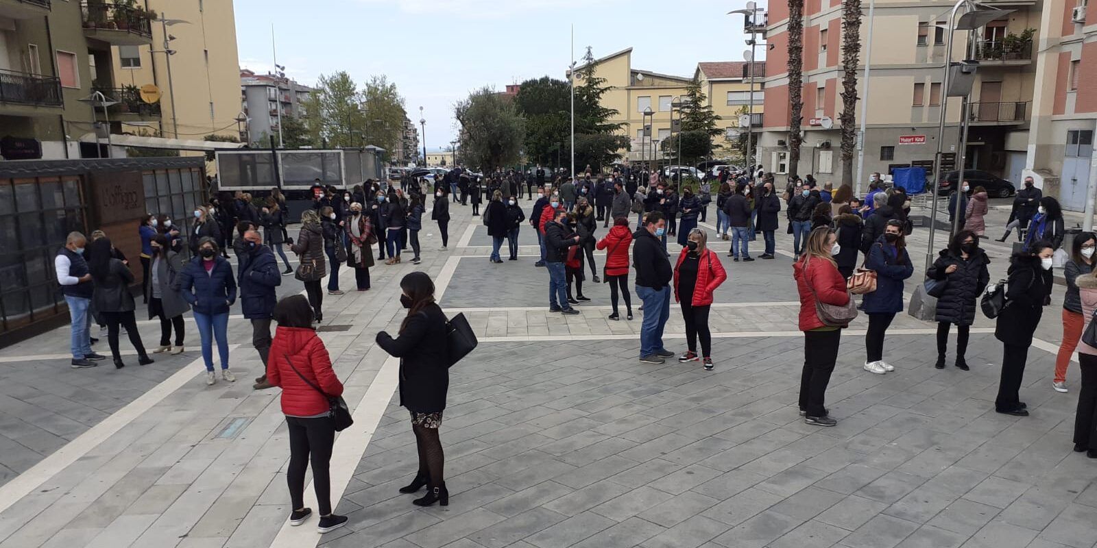 Manifestazione “pro-dad” a Corigliano Rossano. «Al diritto all’istruzione anteponiamo quello alla salute»