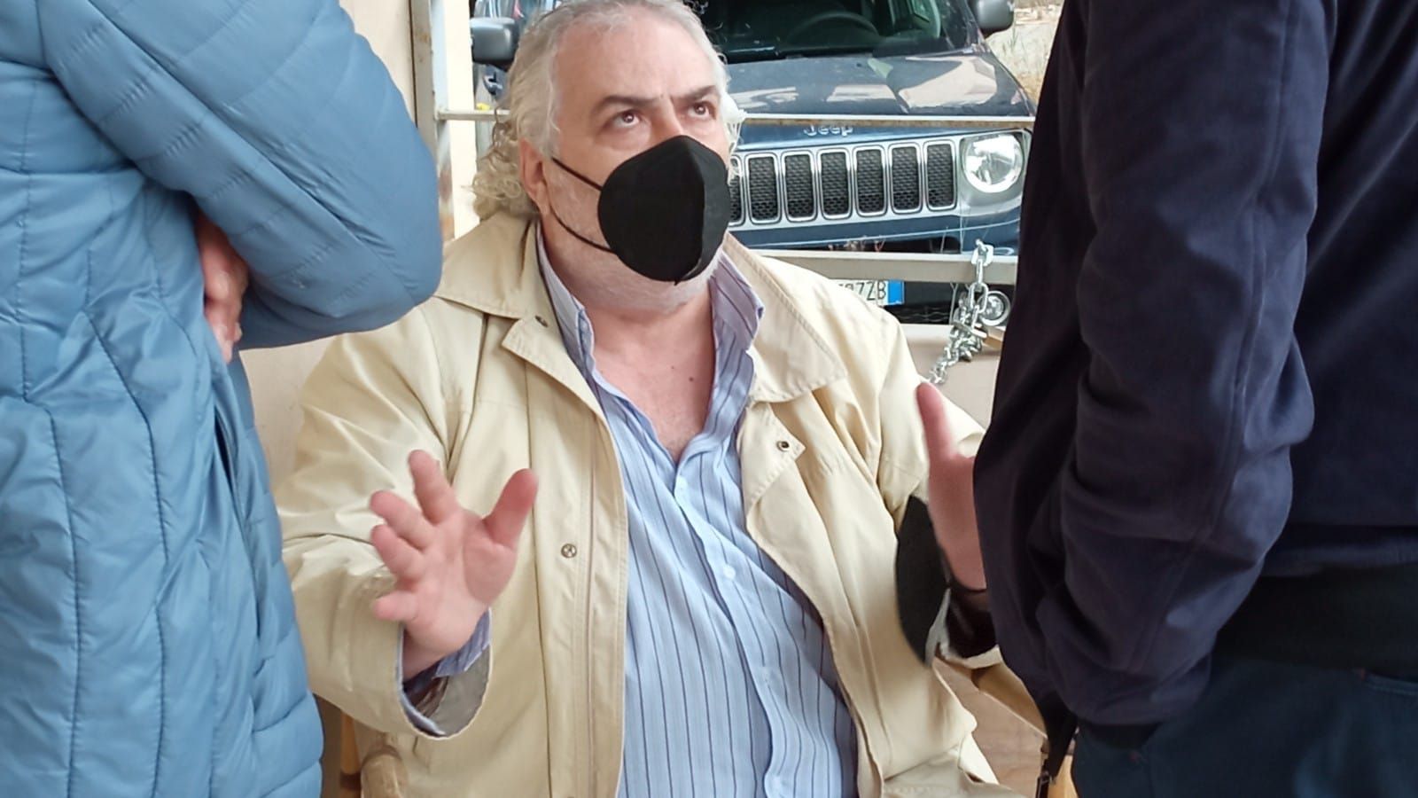 Gli sequestrano la discoteca, si incatena davanti al tribunale di Lamezia. «Nostri locali sono appetiti dalle mafie» – VIDEO