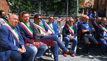 «Siamo tutti Alessandro Tocci». A Civita l’abbraccio dei sindaci dopo la condanna per la tragedia del Raganello – FOTO