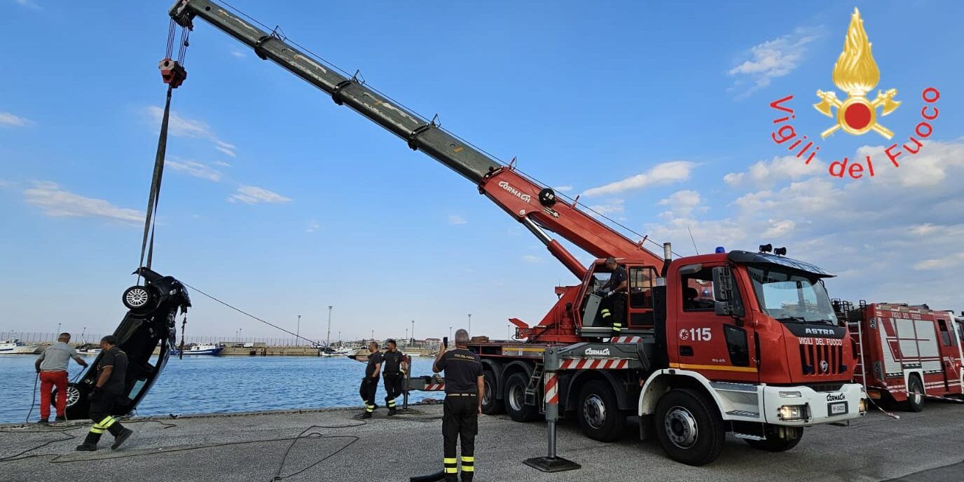 Precipita con l’auto in mare dalla banchina del porto di Corigliano, muore un 41enne – FOTO