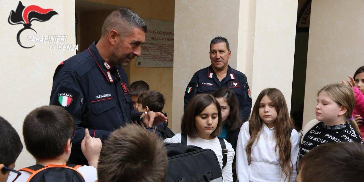 “Caserme Aperte”, l’incontro tra i carabinieri di Castrovillari e i bambini delle scuole