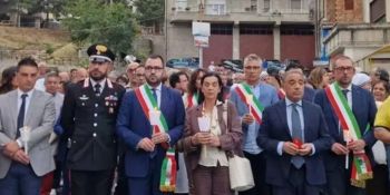 In centinaia alla fiaccolata per Denise a Petilia, il ricordo della zia Marisa: «Ha vissuto solitudine e sofferenza»