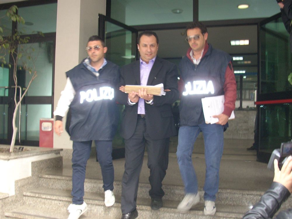 "Falsa politica", chiuse le indagini