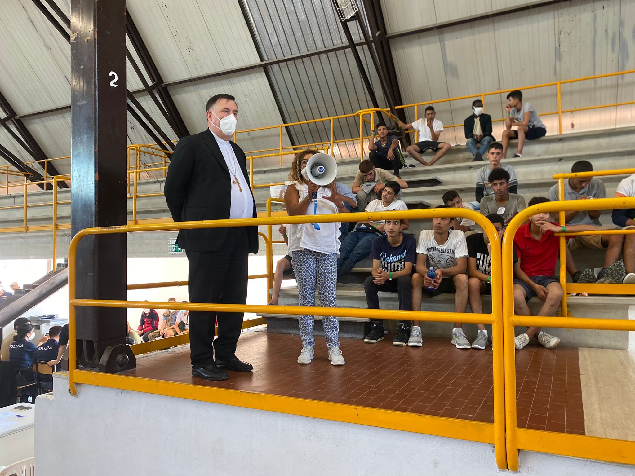 Catanzaro, il vescovo in visita ai migranti: «La città è vicina alla vostra sofferenza»