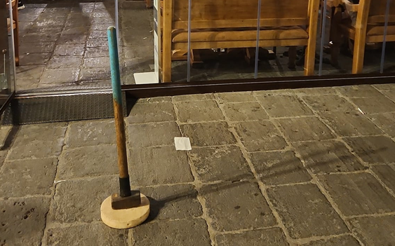 Lamezia, un martello all’ingresso di un ristorante. Il titolare: «Il pizzo non lo paghiamo»