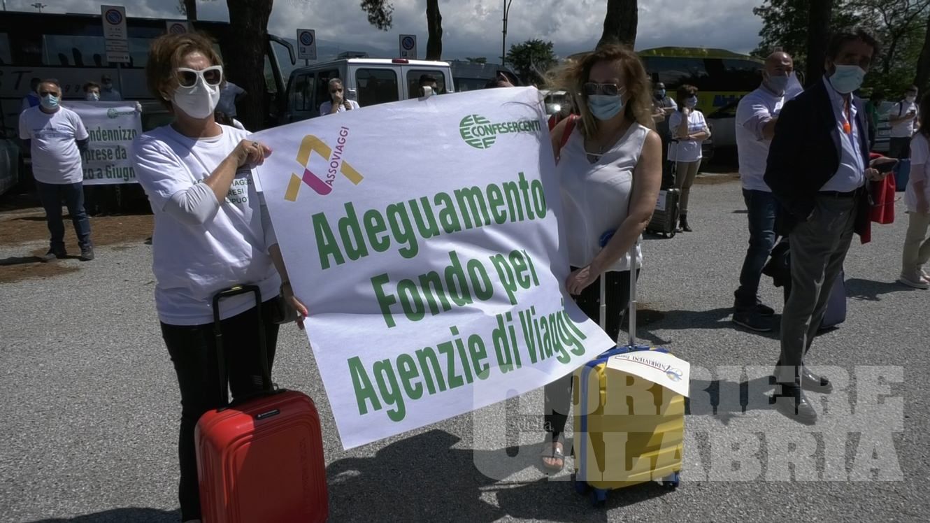 Turismo fermo in Calabria, a Lamezia la protesta degli operatori del settore – VIDEO