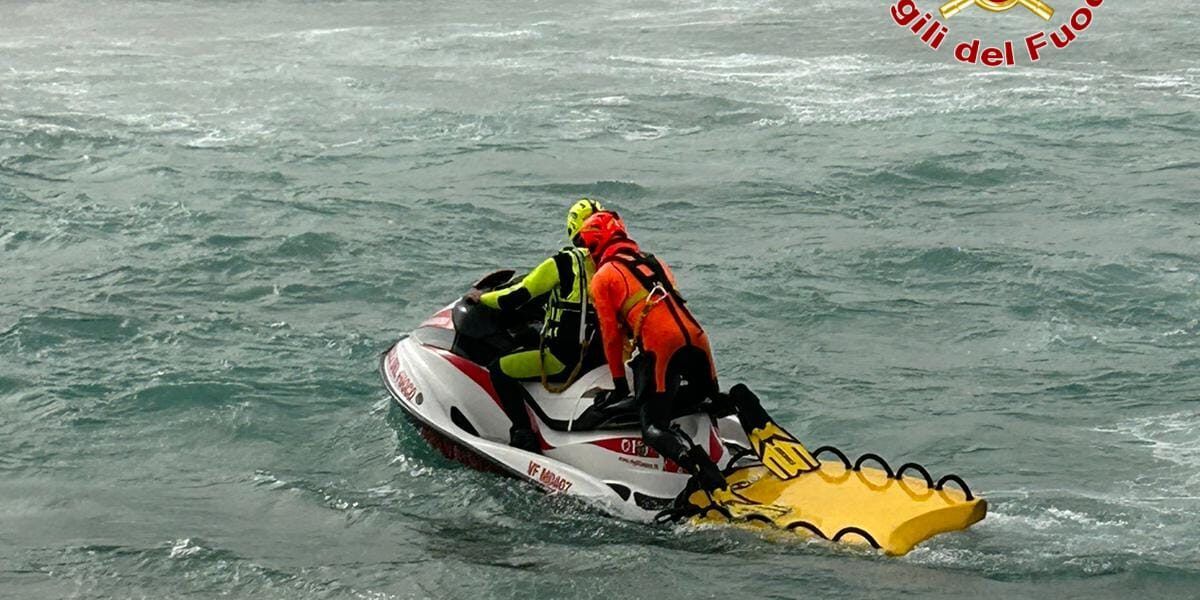 Strage di migranti, le vittime salgono a 63: recuperato il corpo di un’altra bambina – VIDEO