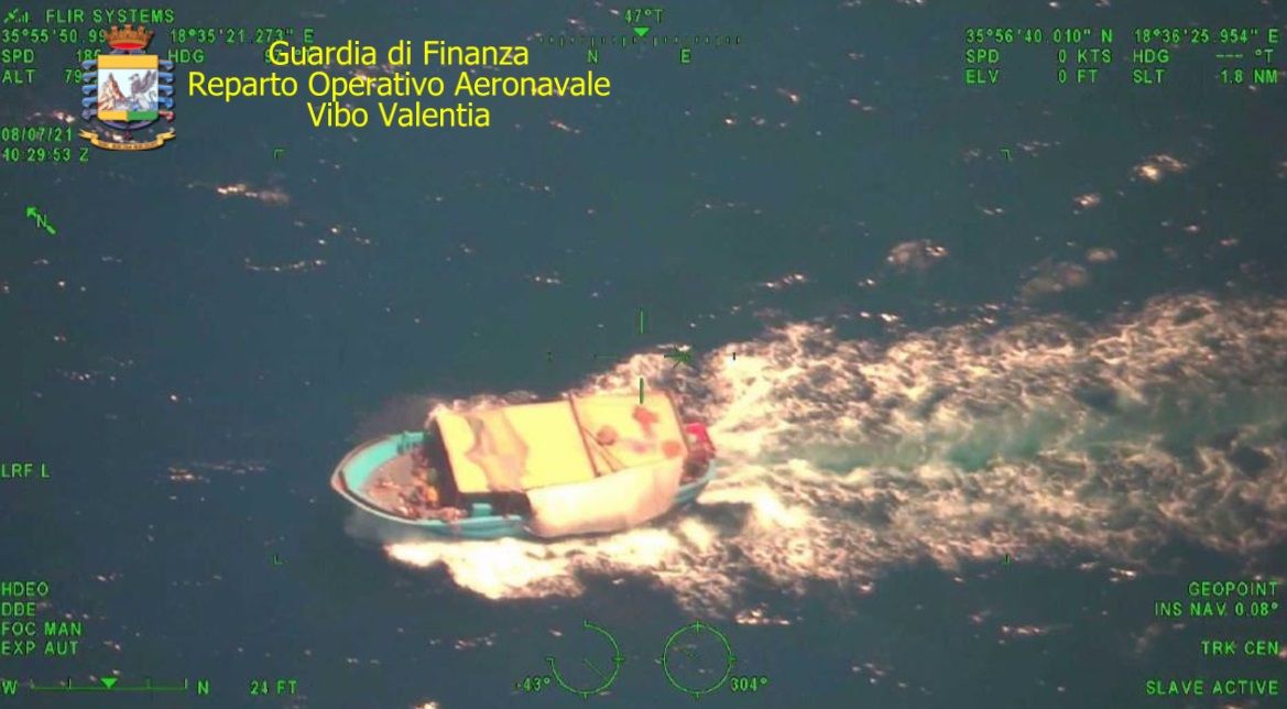 Melito Porto Salvo, intercettato un peschereccio con 77 migranti