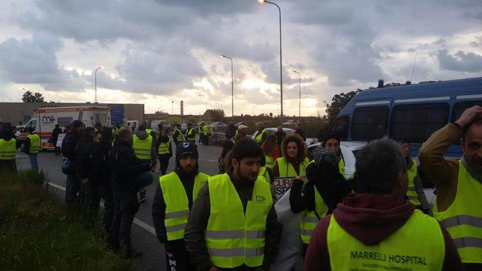 Marrelli Hospital, i dipendenti bloccano la statale 106
