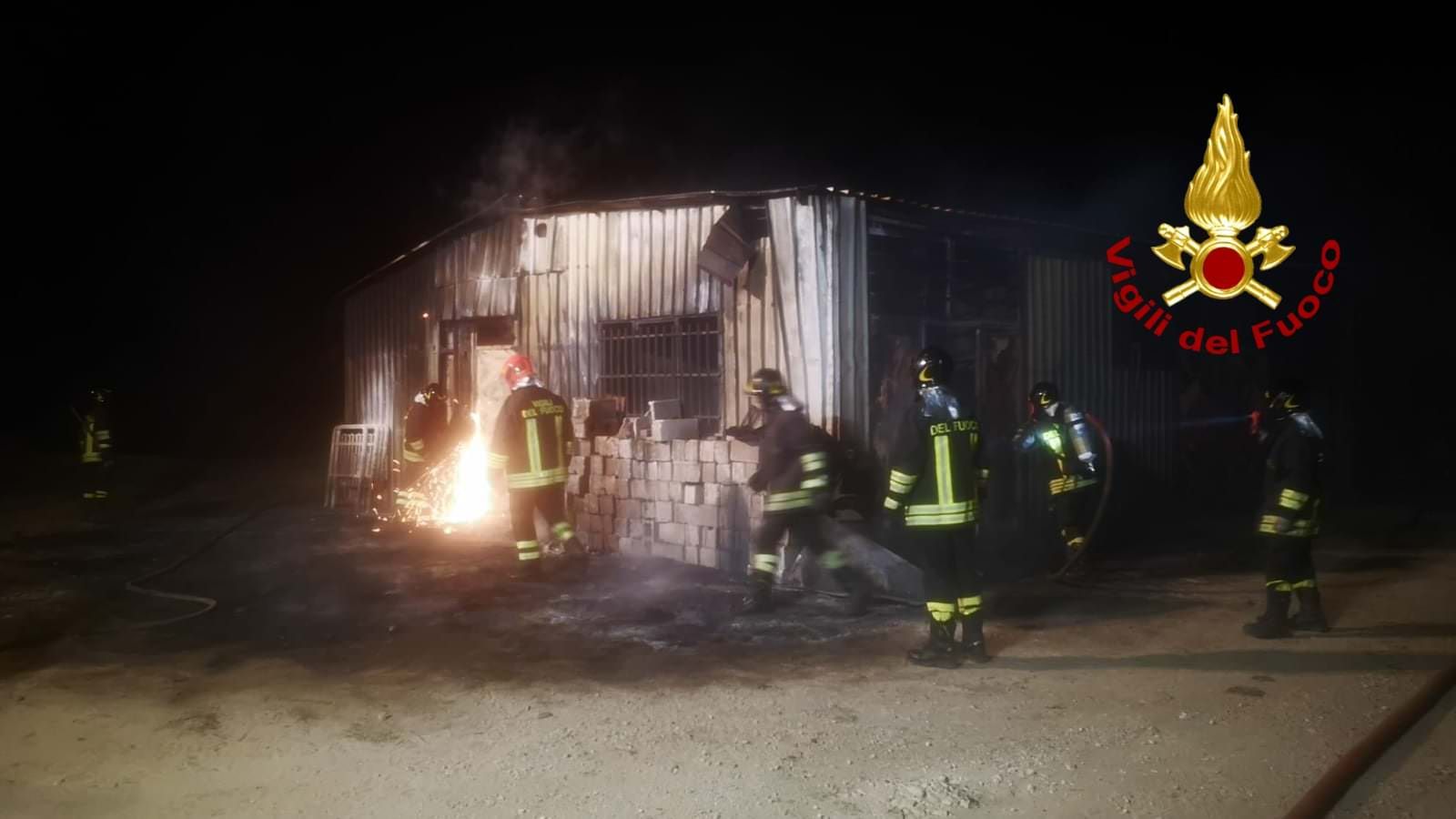 Borgia, incendio in un capannone per la produzione di infissi